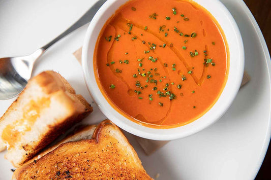 Soupe de tomates méditerranéenne