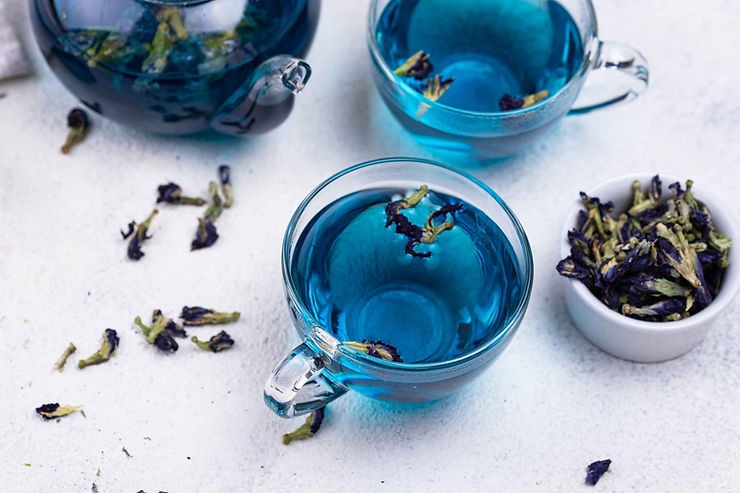Tasse de tisane bleue azur