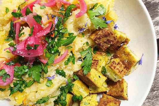 Tofu ail des ours avec purée et pickles d'oignons rouges