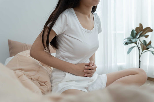 Femme qui souffre de stress et de ballonnements