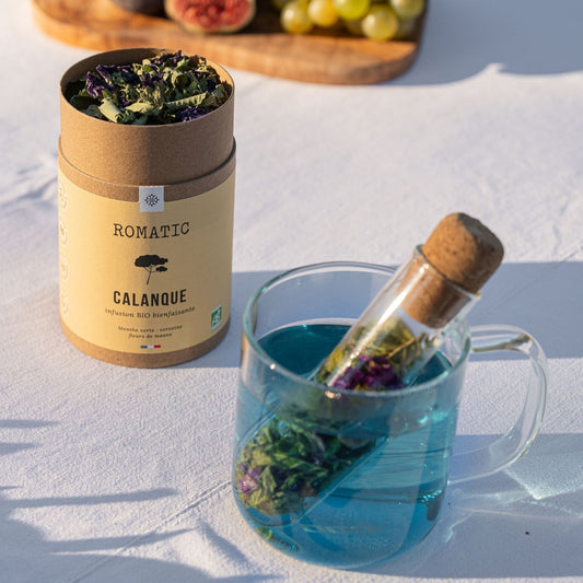 Infuseur en verre – photo lifestyle du produit avec infusion Calanque bleue de la marque ROMATIC