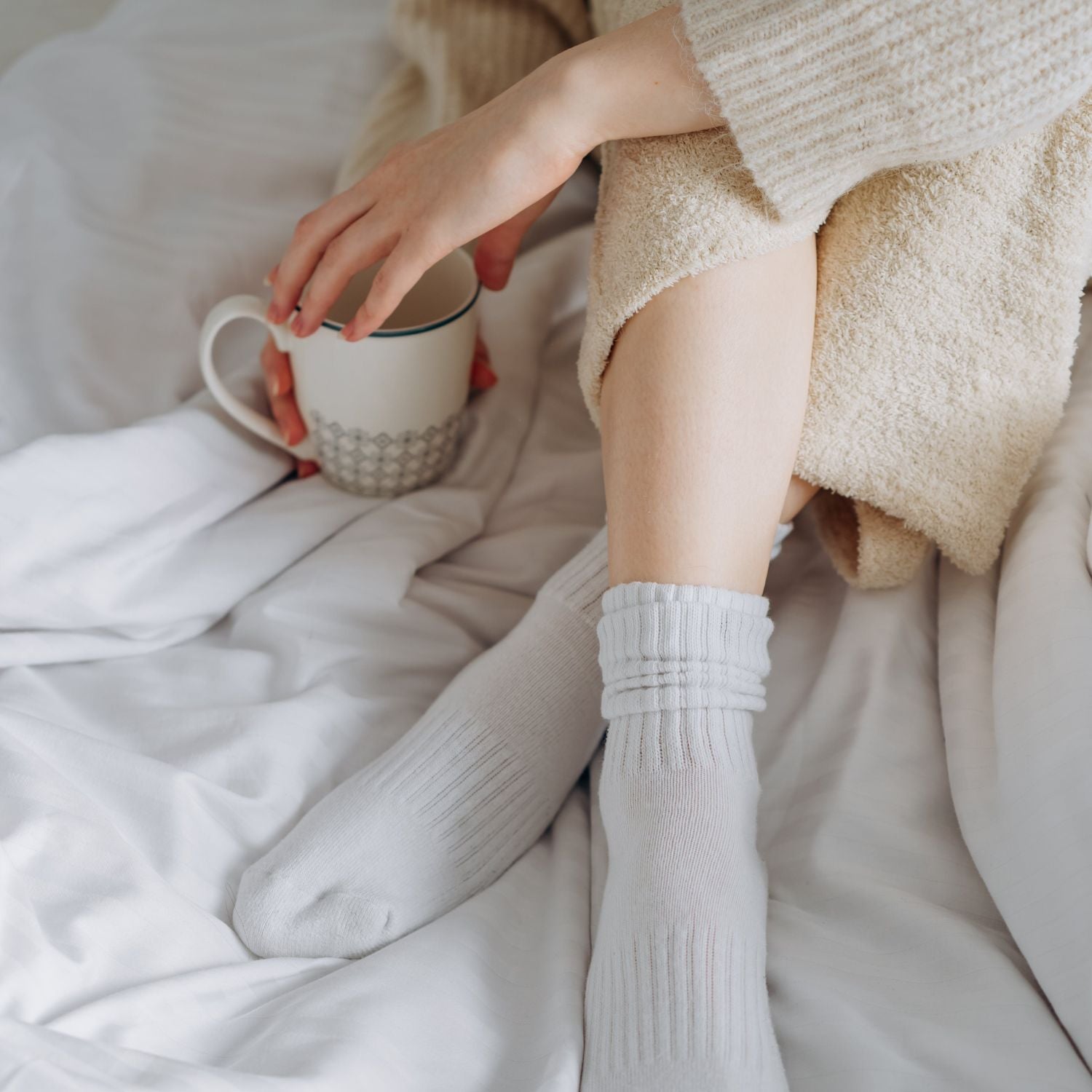 Femme qui boit une tisane Sommeil dans son lit
