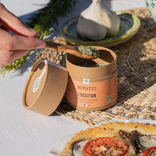L’Occitan – Mélange aromatique bio – photo lifestyle sur table