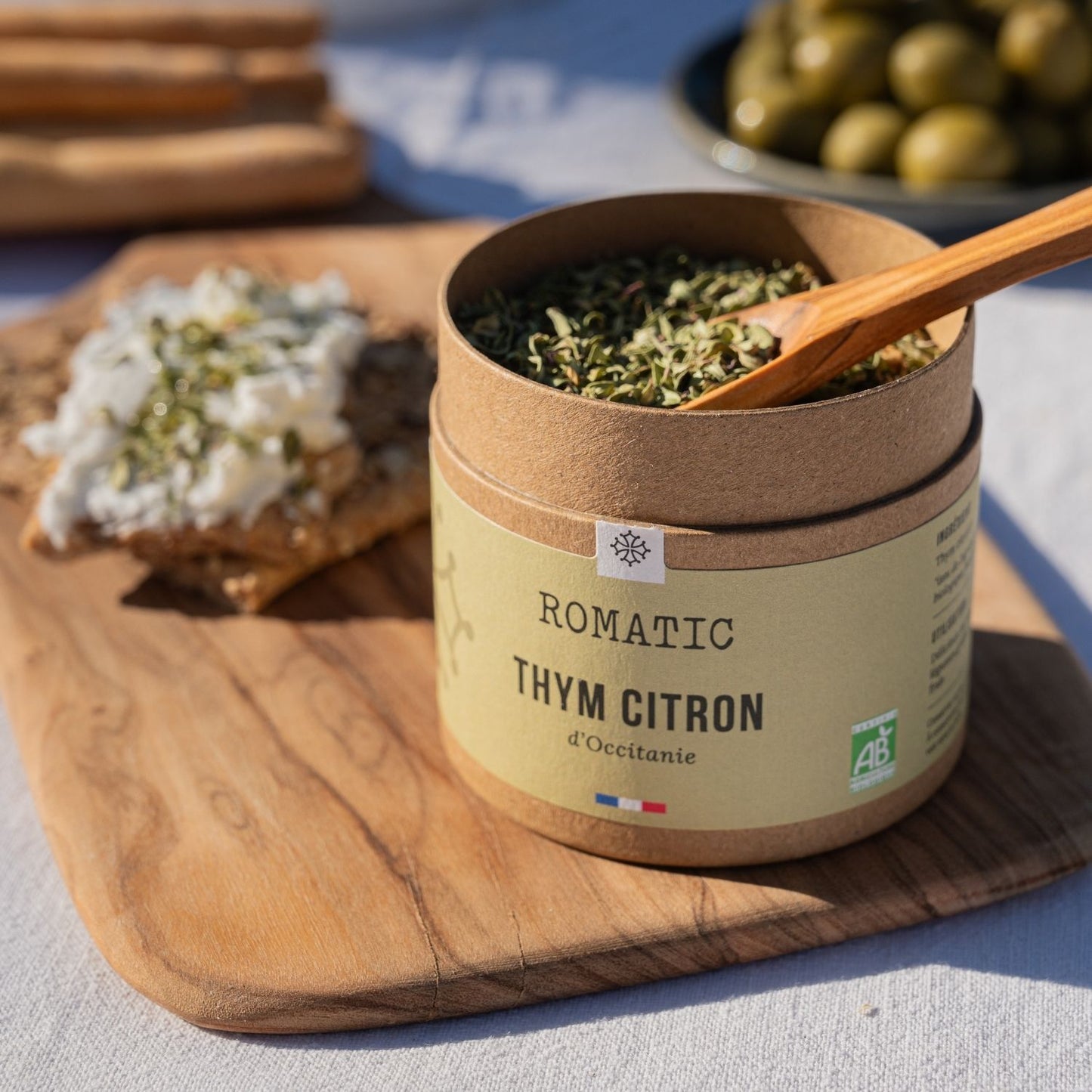 Thym Citron – Aromate bio – photo lifestyle sur table