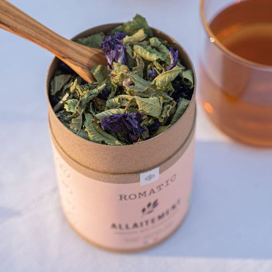 Infusion Cycle bio – vue d’en haut, plantes visibles : achillée, framboisier, ortie, menthe poivrée, camomille