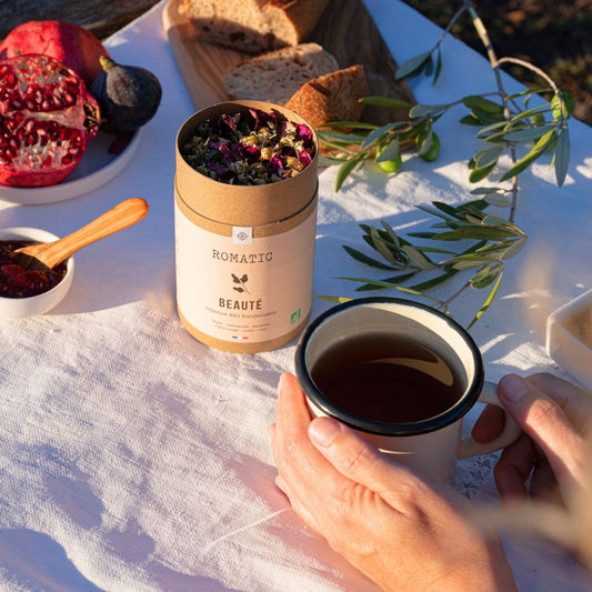 Infusion Beauté bio – photo lifestyle avec boîte ouverte et tasse d'infusion