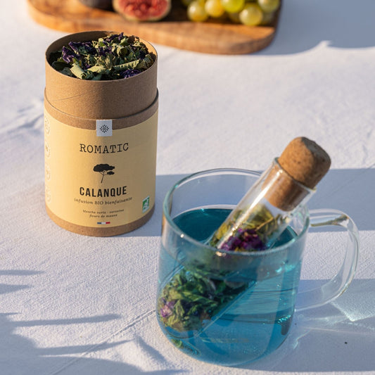 Infusion Calanque bio – photo lifestyle avec boîte ouverte et tasse d'infusion bleue