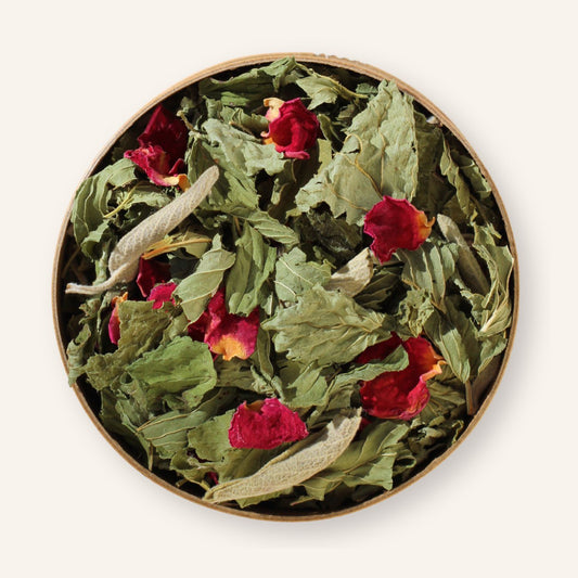 Infusion Camargue bio – Boîte ouverte vue du dessus, plantes visibles : menthe poivrée, sauge, mélisse, lavande, rose