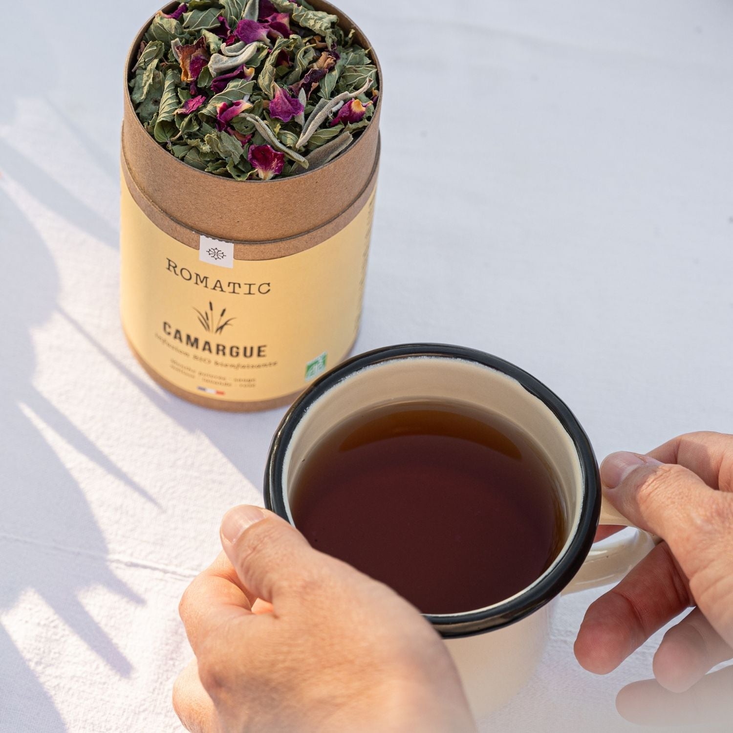 Infusion Camargue bio – vue lifestyle boîte ouverte avec tasse d'infusion à boire