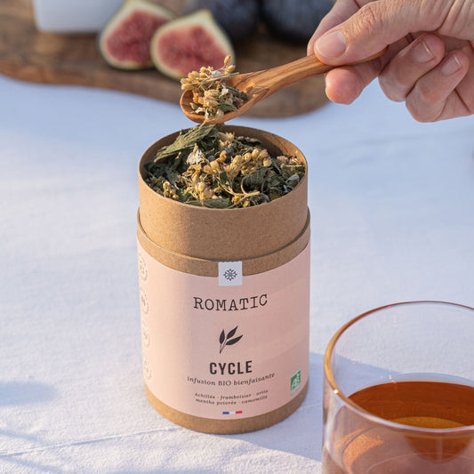 Infusion Cycle bio – photo lifestyle avec boîte ouverte et tasse d'infusion