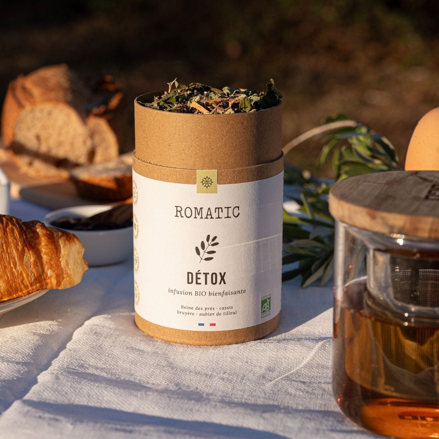 Infusion Détox bio – photo lifestyle avec boîte ouverte