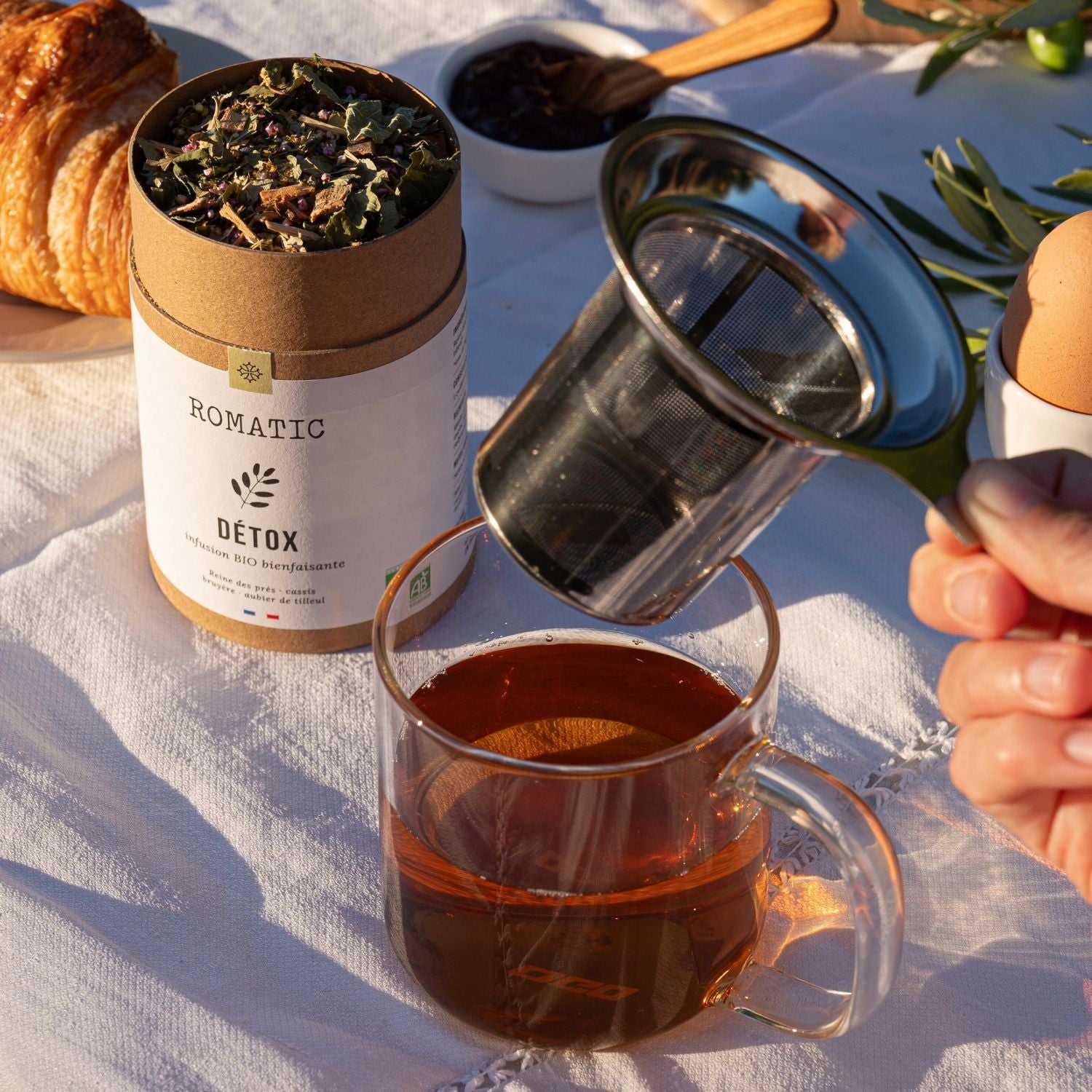 Infusion Détox bio – photo lifestyle avec boîte ouverte et tasse d'infusion