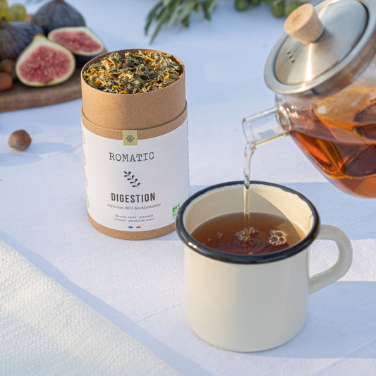 Théière Oscar – versement d'une tasse d'infusion