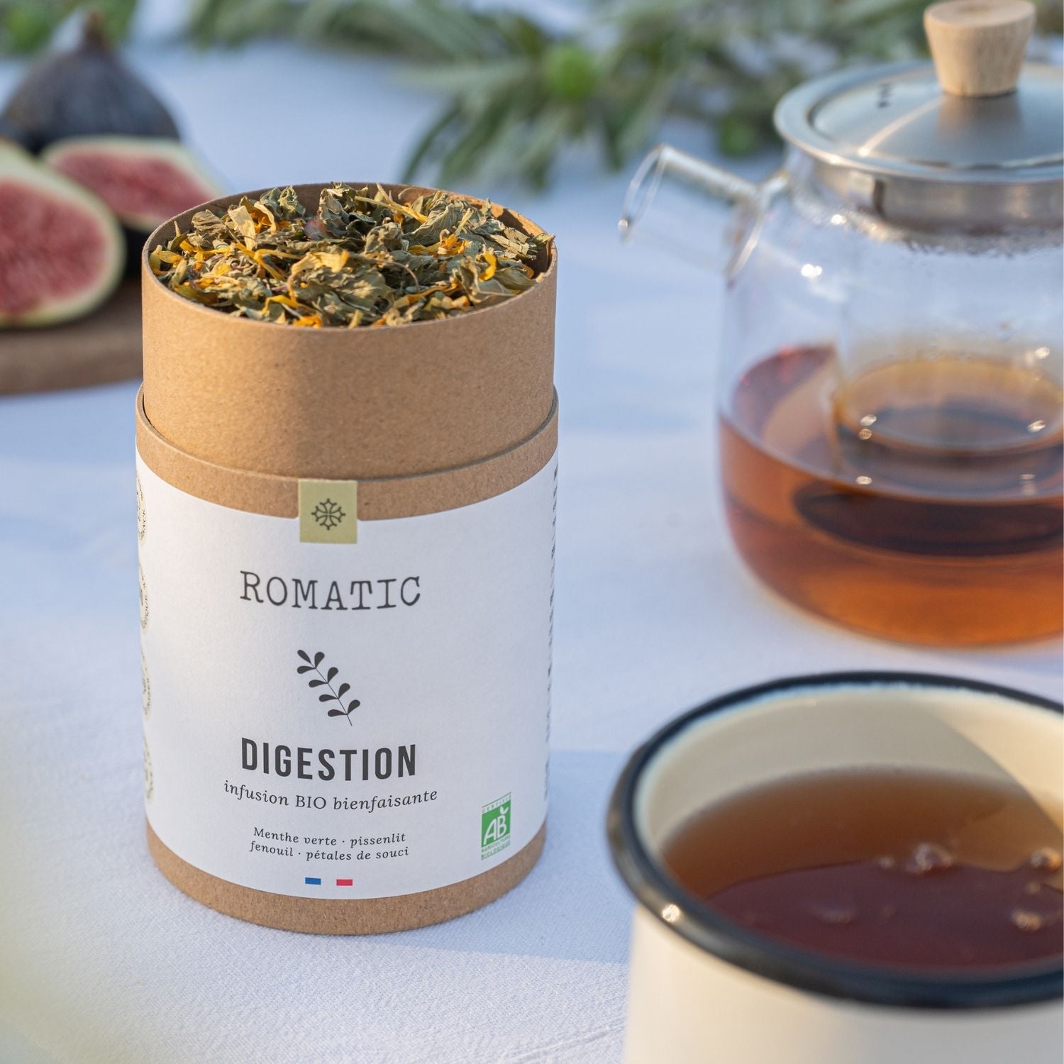 Infusion Digestion bio en tasse – photo lifestyle d'une boîte ouverte sur une table