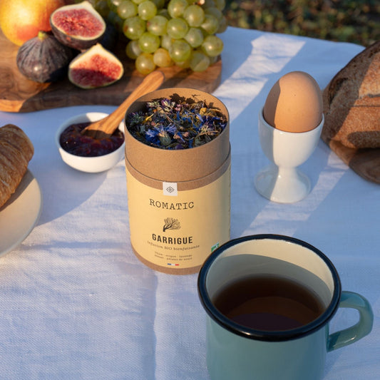 Infusion Garrigue bio – Photo lifestyle avec boîte ouverte et tasse d'infusion