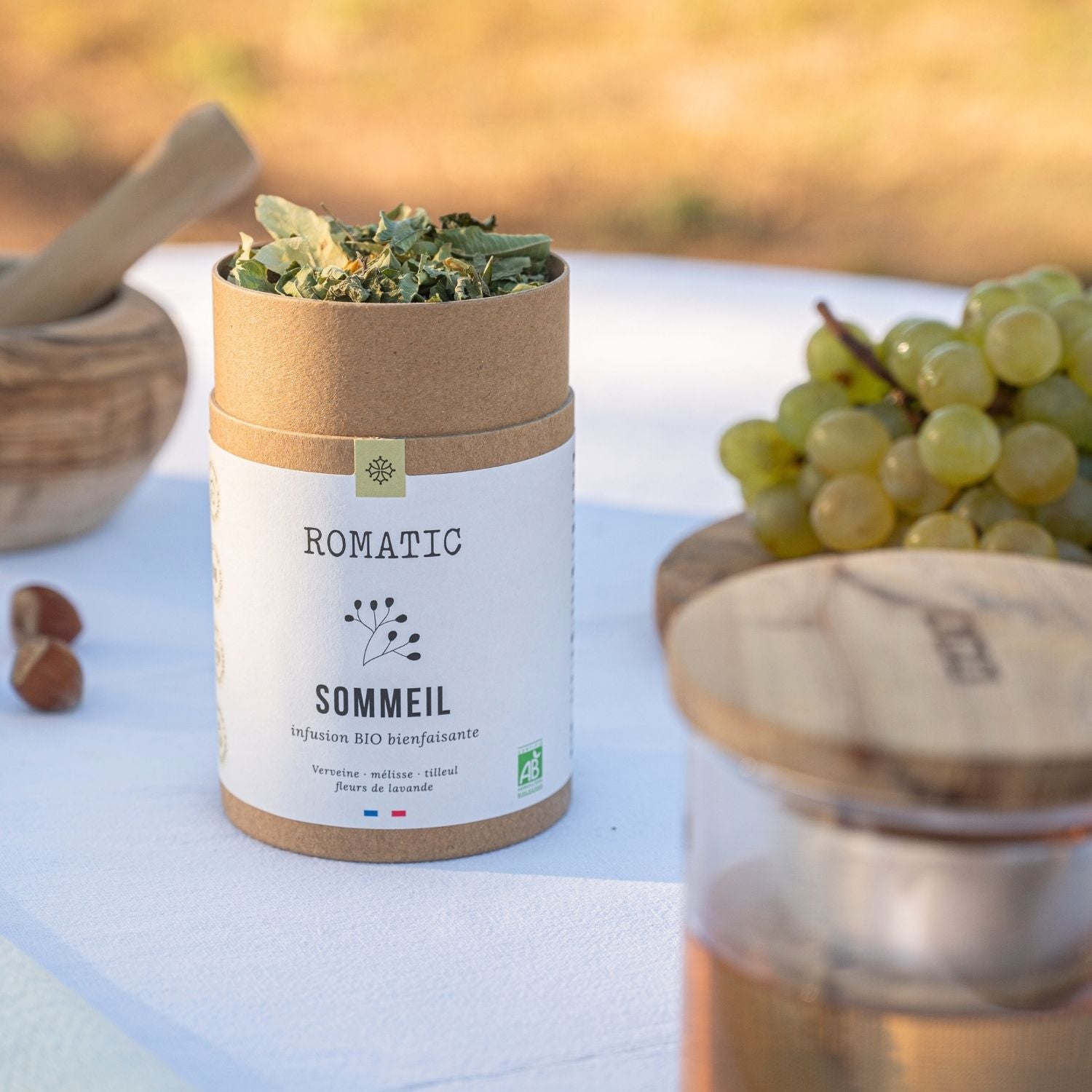Infusion Sommeil bio – photo lifestyle boîte ouverte sur une table