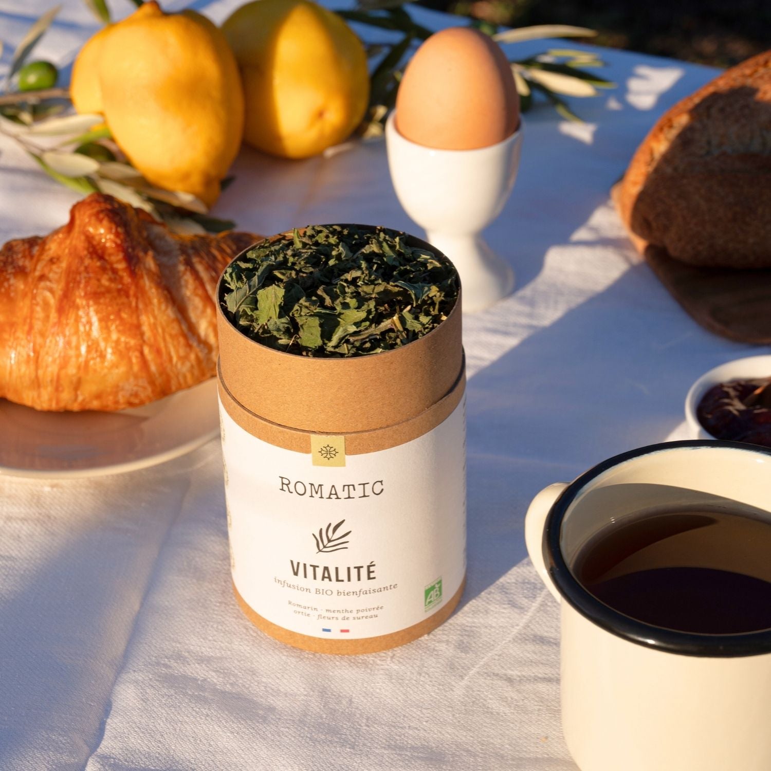 Infusion Vitalité bio – photo lifestyle boîte ouverte sur une table