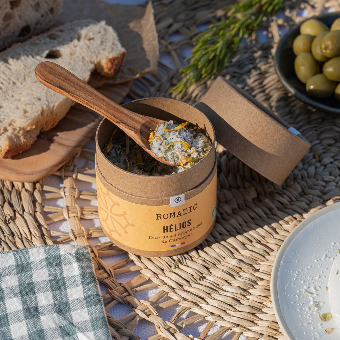 Hélios – Fleur de sel aromatique bio – photo lifestyle sur table