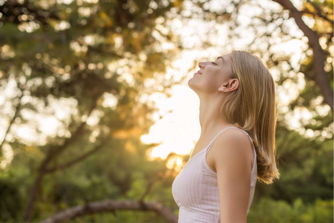 Femme qui respire dans la nature
