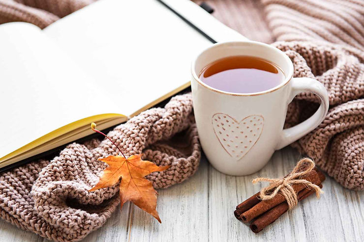Tasse d'infusion et un livre sur une table