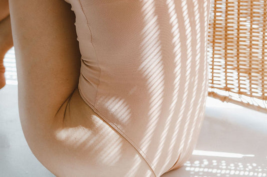 Femme en maillot de dos en illustration du cycle menstruel irrégulier