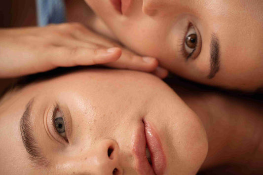 Visages de femmes allongées