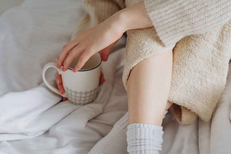 Femme avec une tisane de feuilles de framboisier