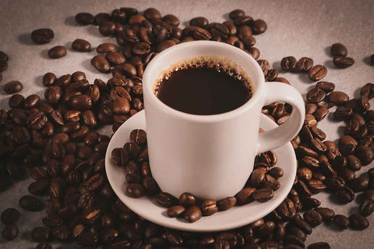 Tasse de café et grains de café sur une table