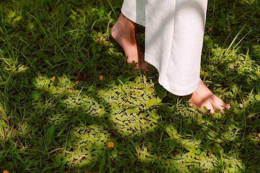 Femme marche pied nus dans la nature