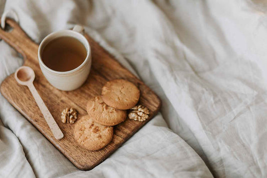 Goûter healthy sur un plateau en bois