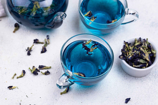Tasse de tisane bleue azur