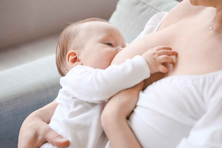 Maman qui allaite son bébé