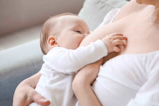 Maman qui allaite son bébé