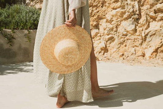 Femme pied nue avec un chapeau en été