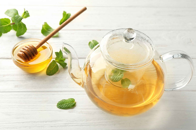 Théière de tisane à la mélisse