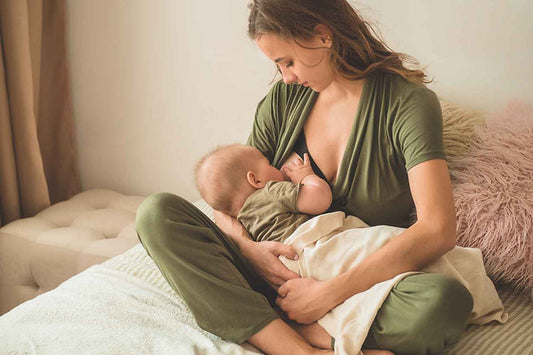 Maman qui allaite son bébé
