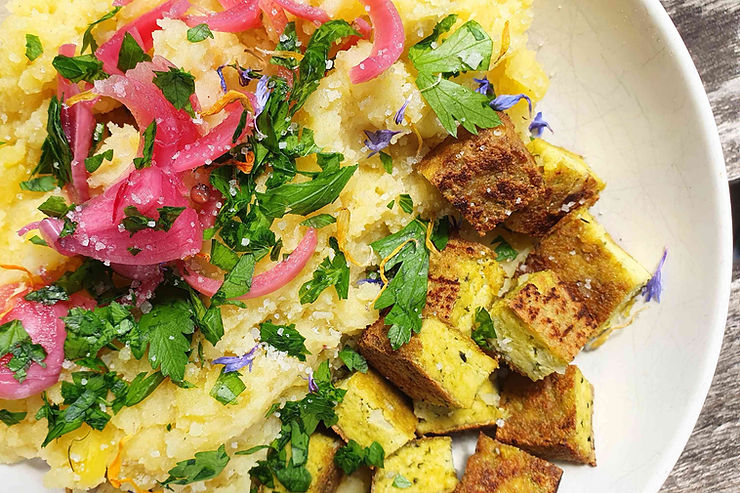 Tofu ail des ours avec purée et pickles d'oignons rouges