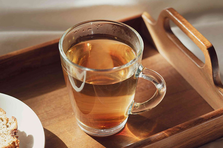 Tisane d'aubier de tilleul sur un plateau
