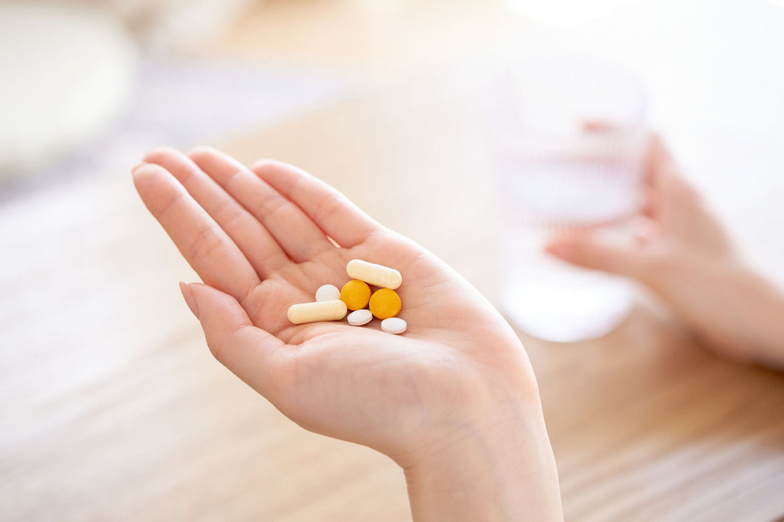 Main tenant des gélules et des cachets de vitamines contre la fatigue