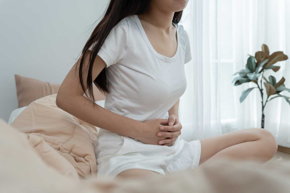 Femme constipée se tenant le ventre avec ses mains