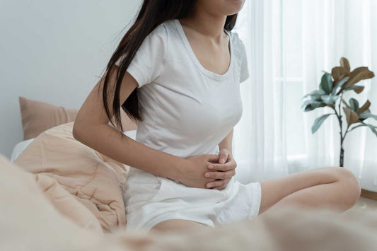 Femme constipée se tenant le ventre avec ses mains