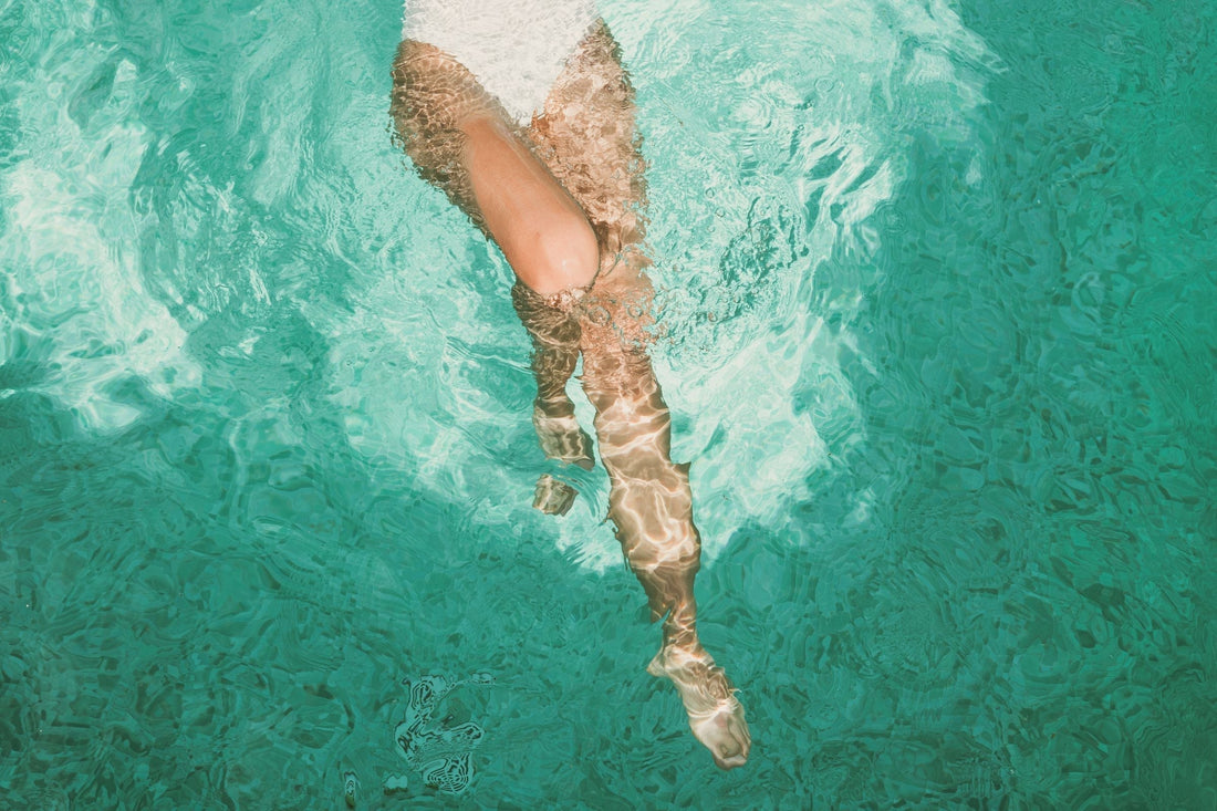 Jambes de femme en maillot de bain dans une piscine