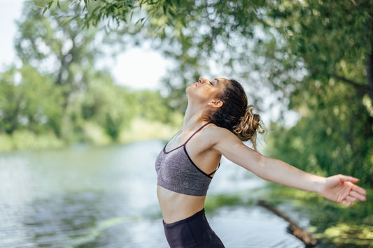 Femme en pleine forme au milieu de la nature
