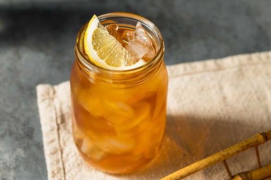 Infusion froide maison avec tranche de citron