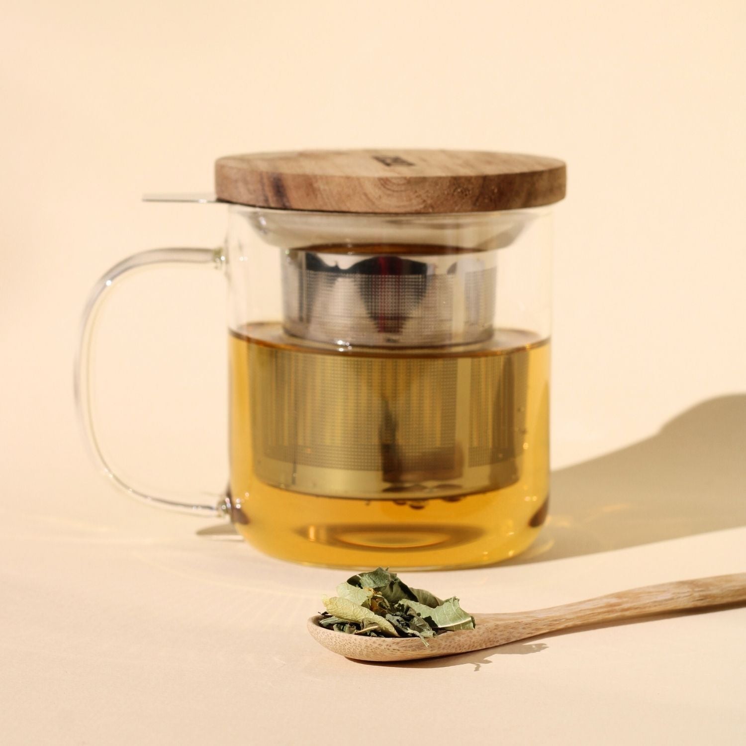 Tisanière en verre avec filtre intégré – photo du produit lifestyle sur une table