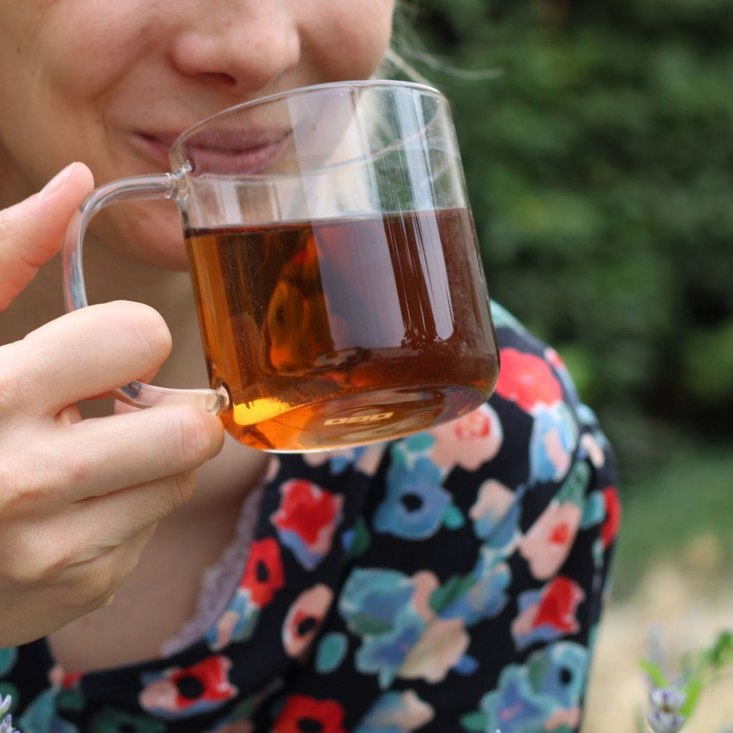 Tisanière en verre avec filtre intégré – photo du produit en main