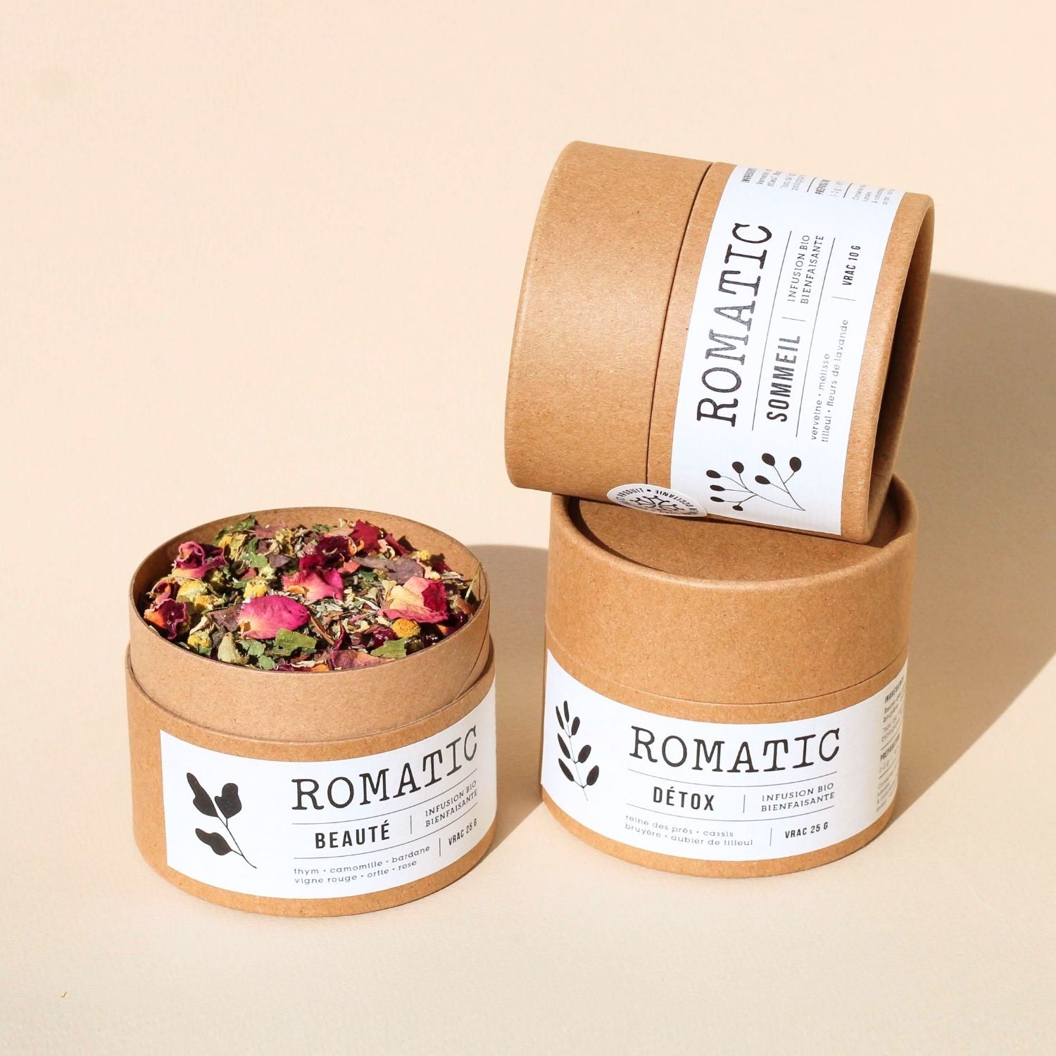 Coffret 3 infusions Beauté Holistique – photo lifestyle sur table
