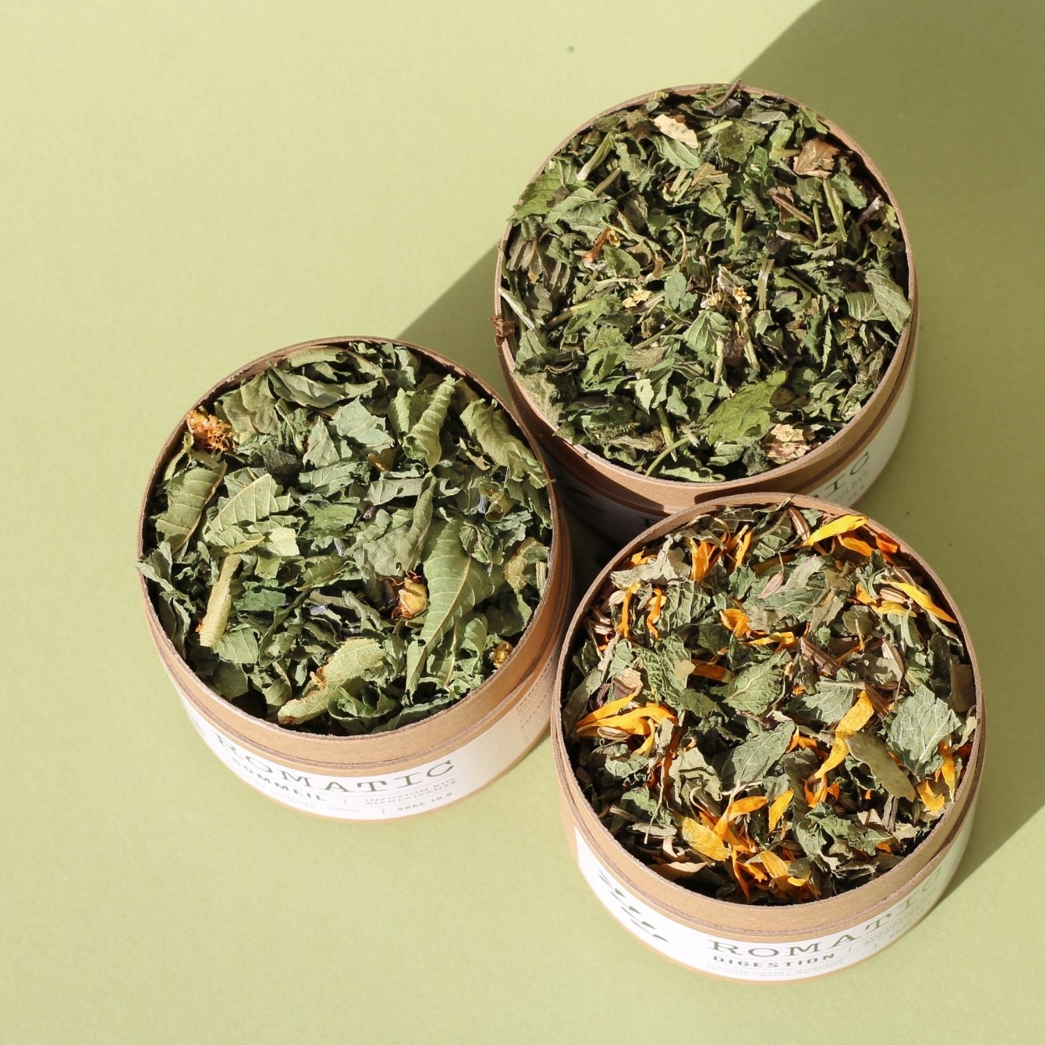 Coffret 3 infusions Les Essentielles – boîtes ouvertes vue d'en haut