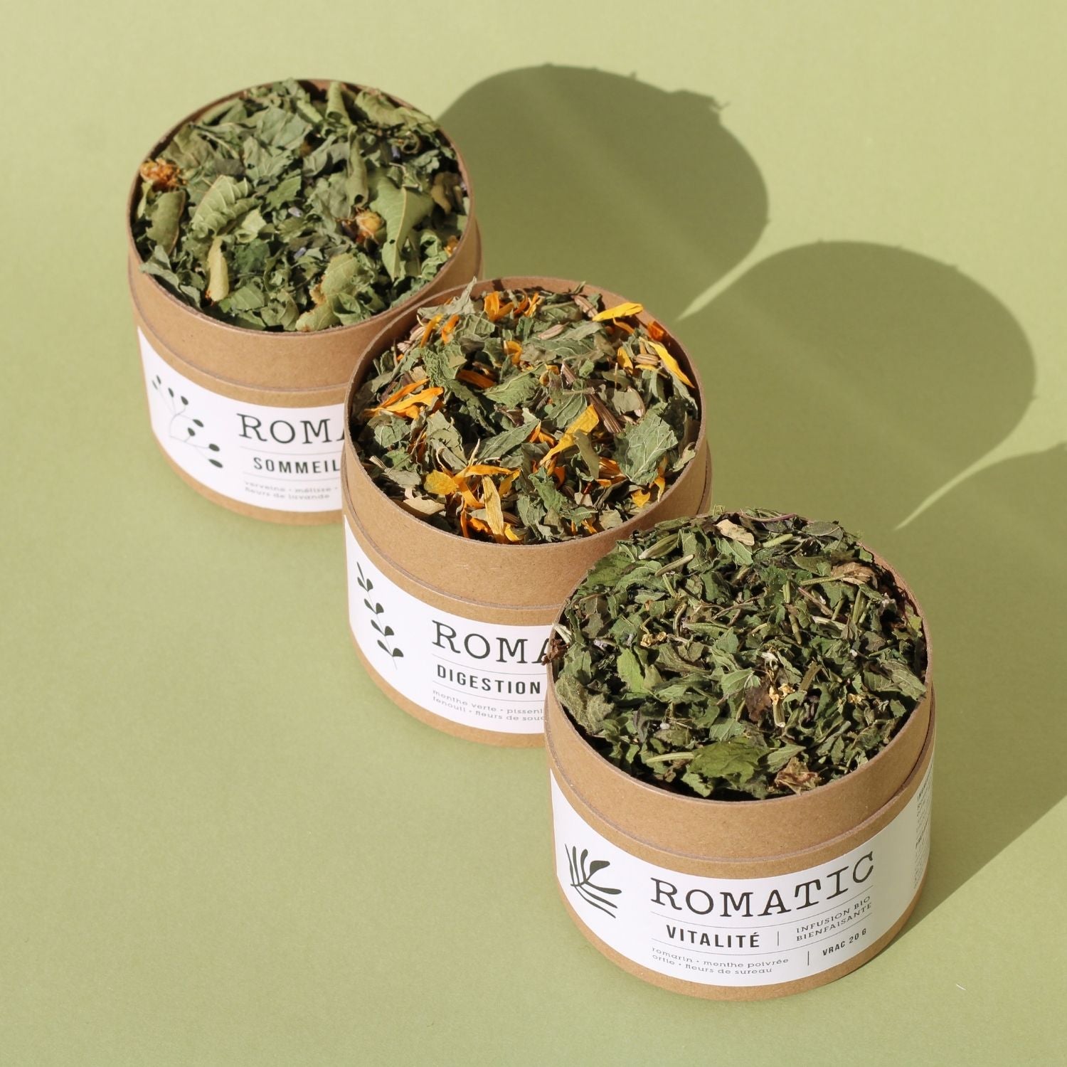 Coffret 3 infusions Les Essentielles – photo lifestyle boîtes ouvertes vue d'en haut