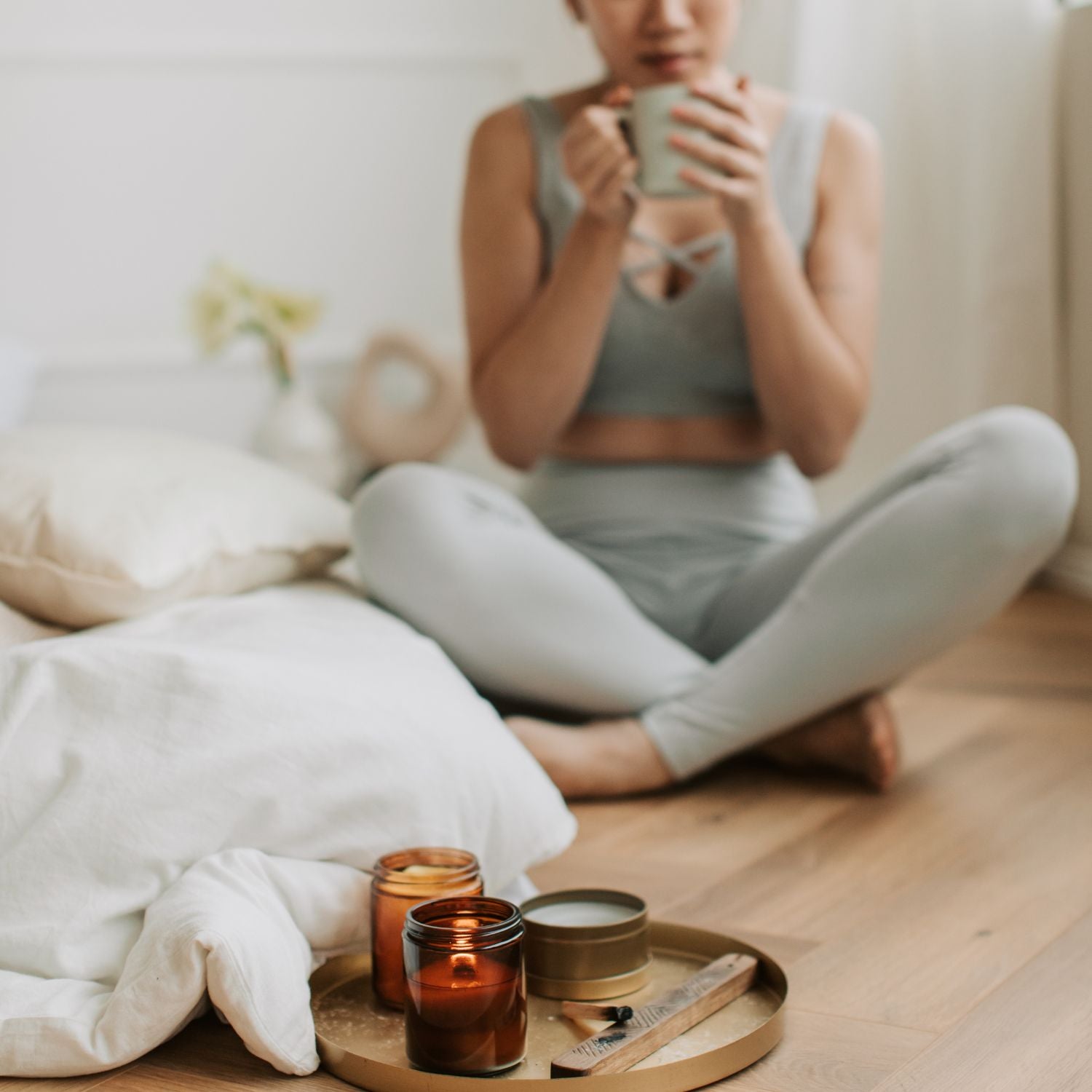 Femme buvant une infusion